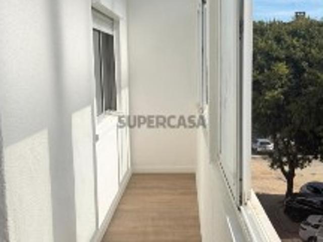 T3 Recentemente Remodelado com Varanda no Pragal