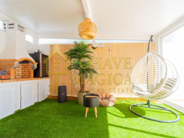 T3 Seminovo com Grandes Terraços, Garagem Dupla e Áreas Premium em Olhão