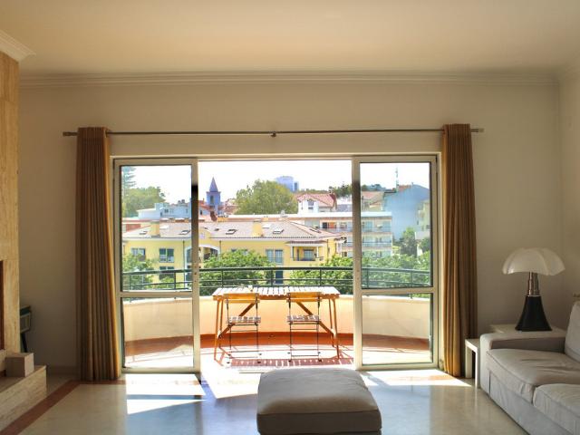 T3 Sea front apartment in Estoril