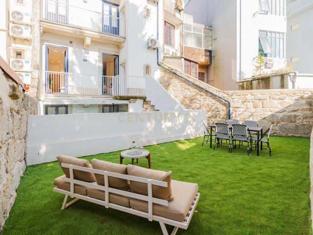 T0+1 com Jardim Privativo de 54 m² | Rua de Santa Catarina | Centro do Porto