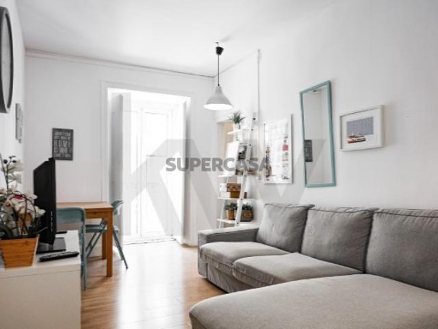 T0+1 com Varandim no Bairro Alto, em Prédio com Telhado e Fachadas Renovados | Lisboa