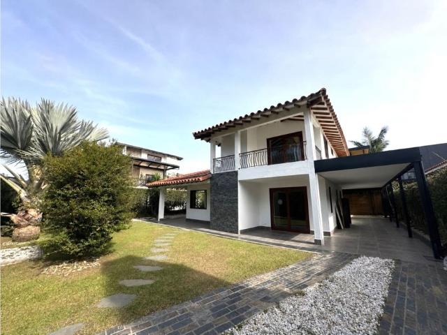 T0849.Casa campestre de de 408mt2 en condominio cerrado de La Ceja
