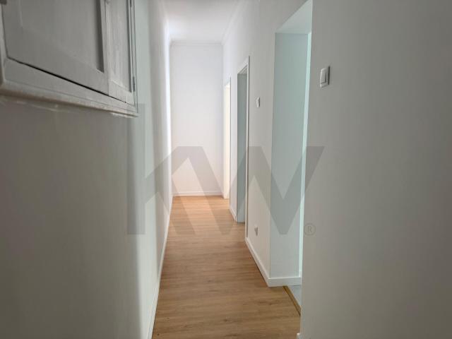 T0 Apartment with Terrace on Rua Azedo Gneco in Campo de Ourique