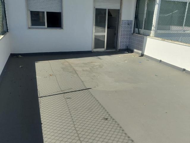 T0 com terraço em Linda a Velha