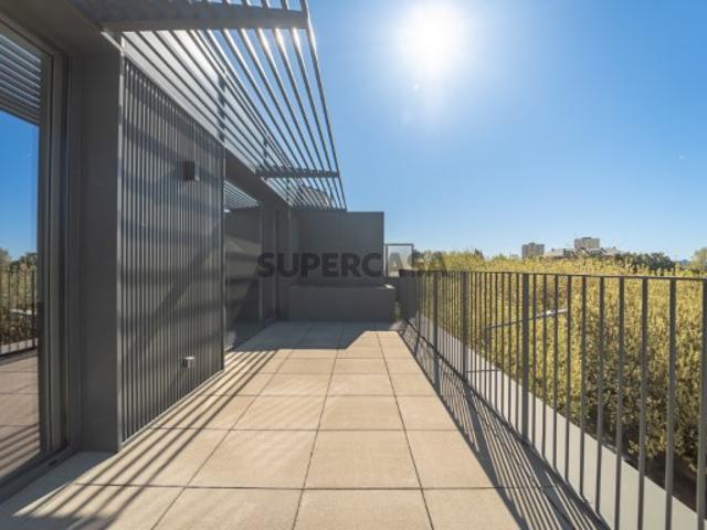 T0 novo com terraço e mobilado, em condomínio exclusivo, na Senhora da Hora
