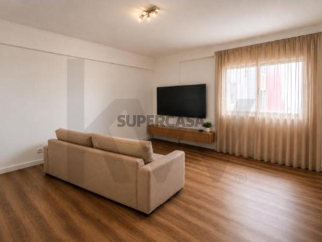 T0 Remodelado com Varanda em Agualva Cacém