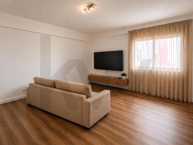 T0 Remodelado com Varanda em Agualva Cacém