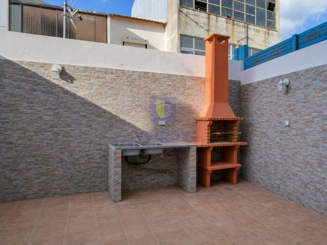 T1+1 com Logradouro Totalmente remodelado | Baixa da Banheira