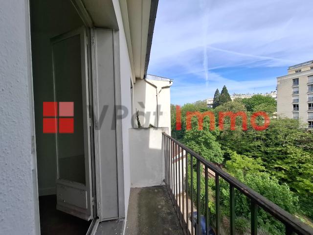 T141 DERNIER ETAGE ET BALCONS 3 PIECES DE 54m2 EXPOSE SUD BOXE ET CAVE EN ANNEXE