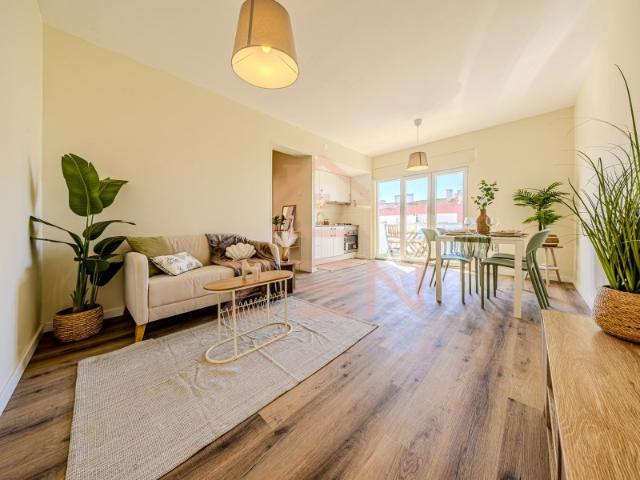 T1 | 50 m2 | Cozinha Nova e Varanda | Queluz