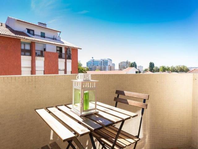 T1 +1 com 75 mts junto Casa da musica Av Boavist