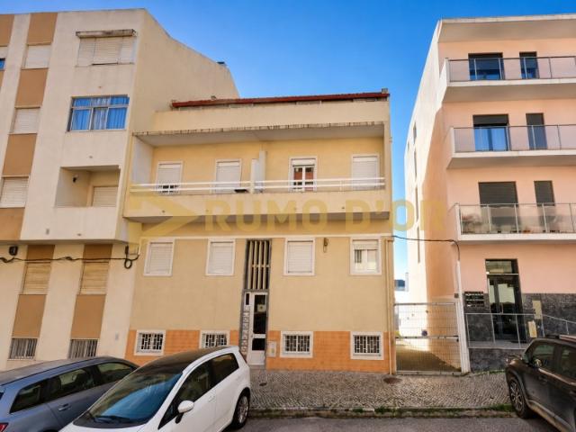 T1 + 1 em Vialonga Boa Área e Excelente Potencial, com garagem