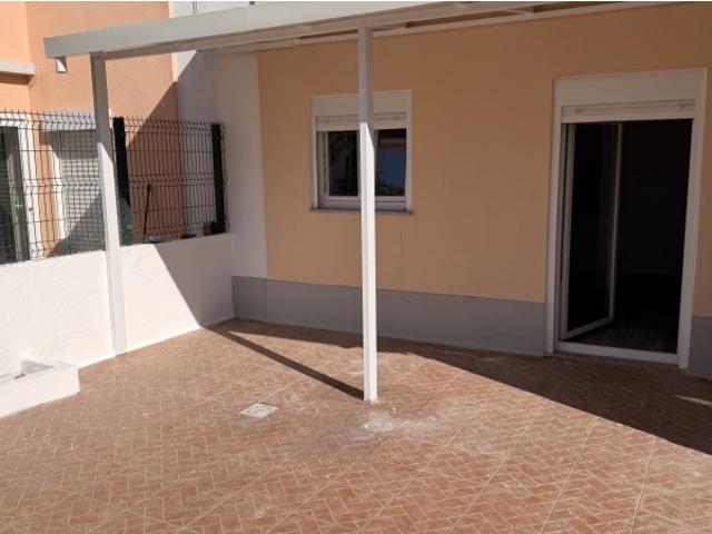 T1 a estrear com terraço 35m2 em Almada