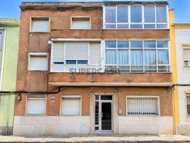 T1+1 com Logradouro, Quarto Extra e Anexo Venda Nova, Amadora