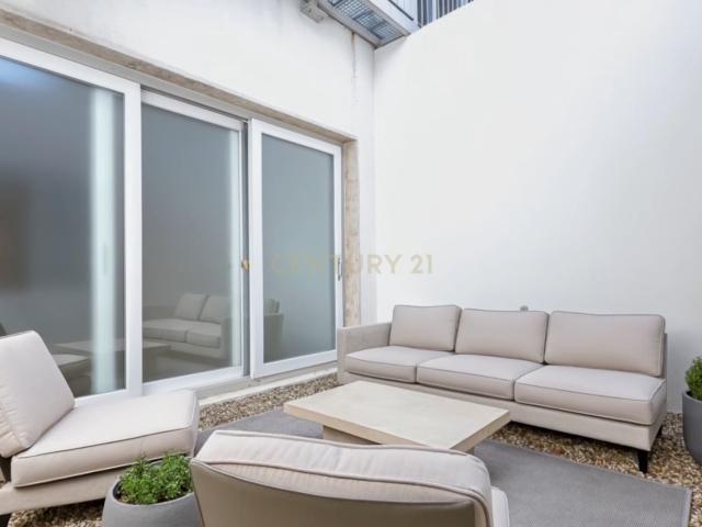T1 com Terraço á estrear em Santo António, Lisboa