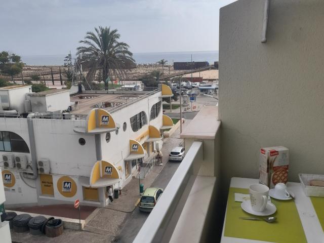 T1 com Varanda e Vista Mar sobre a Praia de Monte Gordo | Arrendamento Outubro Maio