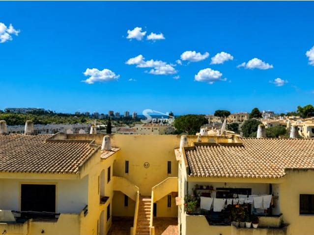 T1 com vista mar, localizado numa urbanização calma e com zonas verdes a apenas 1,5kms de Alvor