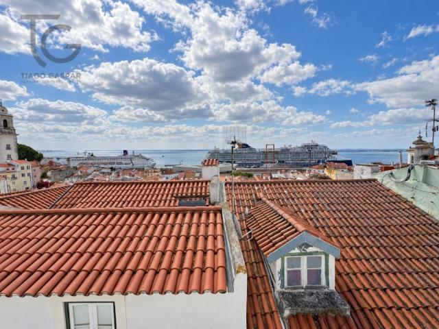 T1 com vista rio para remodelar em Alfama