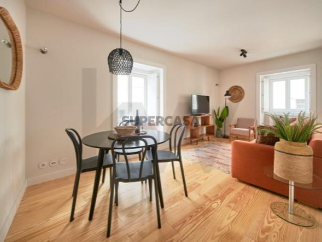 T1 DE CHARME TOTALMENTE REMODELADO COM LICENÇA AL | BAIRRO ALTO | A POUCOS METROS DO CHIADO