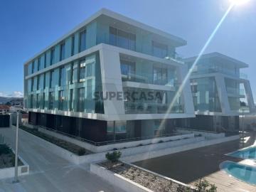 T1 de Luxo em Primeira Linha de Mar | Condomínio Exclusivo com Piscina e Ginásio
