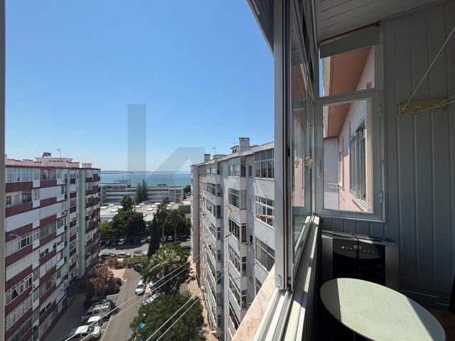 T1 em Bom Estado com Vista de Mar – Paço de Arcos, Oeiras