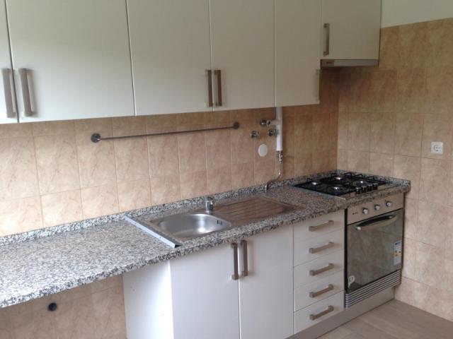 T1, em bom estado, equipada com placa, forno, exaustor e esquentador,1 quarto com roupeiro, sala comum, Wc e corredor. Disponível a 01/10/2026