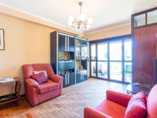 T1 em Caselas com varanda e vista desafogada Excelente oportunidade para remodelar a gosto