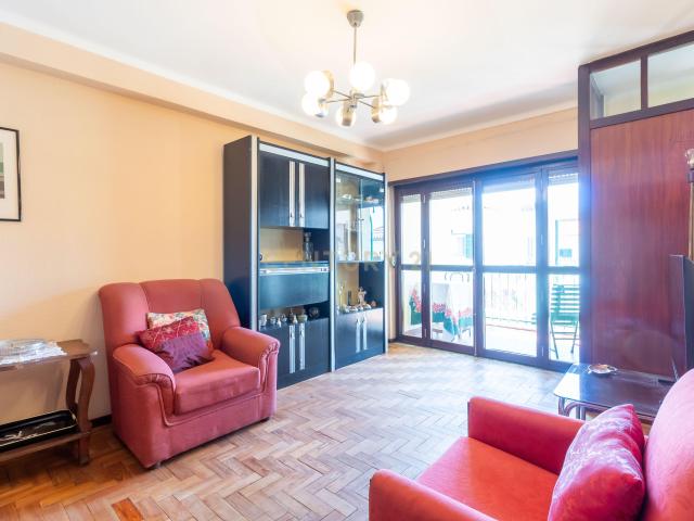 T1 em Caselas com varanda e vista desafogada – Excelente oportunidade para remodelar a gosto