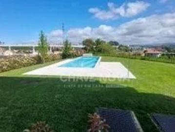 T1 em condomínio fechado com piscina junto á ponte do Infante