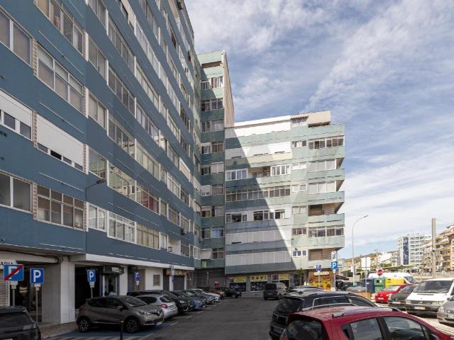 T1 junto à Estação da Amadora | Marquise, Elevador e Ar Cond. 44m² Venteira