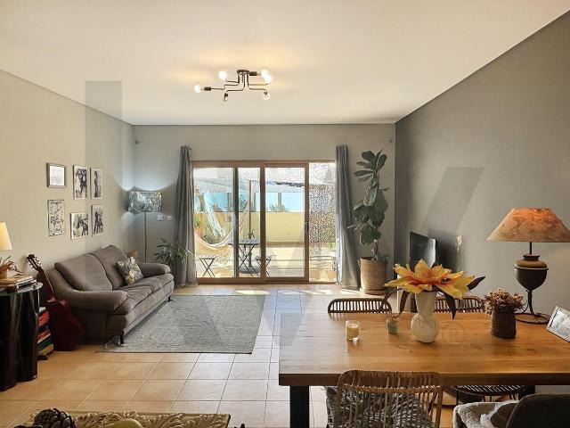 T1 junto à Praia de São Julião | 70 m² + 42 m² de pátio | Garagem para 2 carros