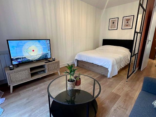 T1 meublé 27 m² rénové entièrement – balcon, parking, cuisine séparée, coin nuit RER E à 4min à pieds