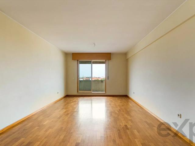 T1 no 4.º e último piso com elevador, varanda poente, garage. 60m² Porto
