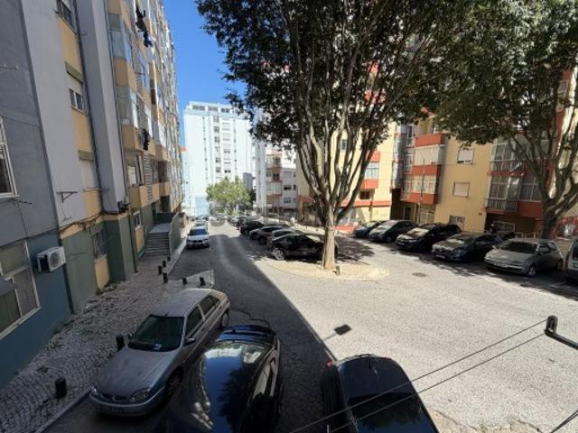 T1 próximo ao Metro Reboleira!
