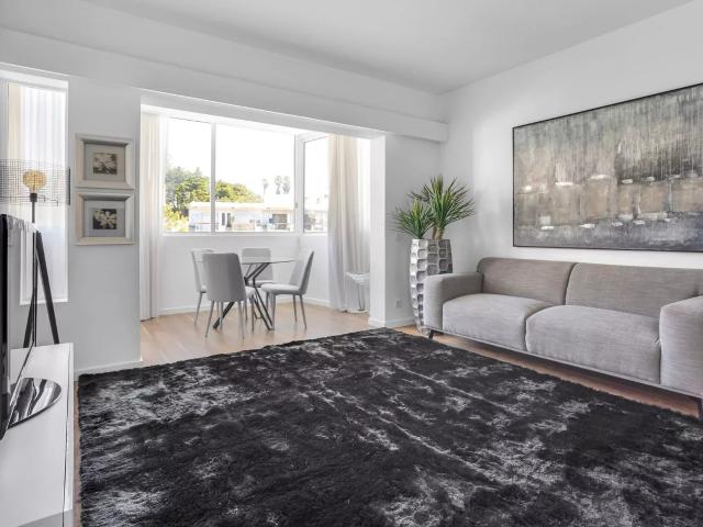 T1 Remodelado no Estoril | Disponibilidade Imediata | Elevador e Arrecadação