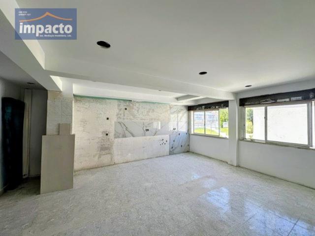 RESERVADO *T1 REMODELADO, Open Space, wc c/ janela, cozinha equipada, varanda, Arcena