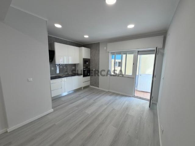 T1 Remodelado, Elevador, Av. Santos Matos Amadora!
