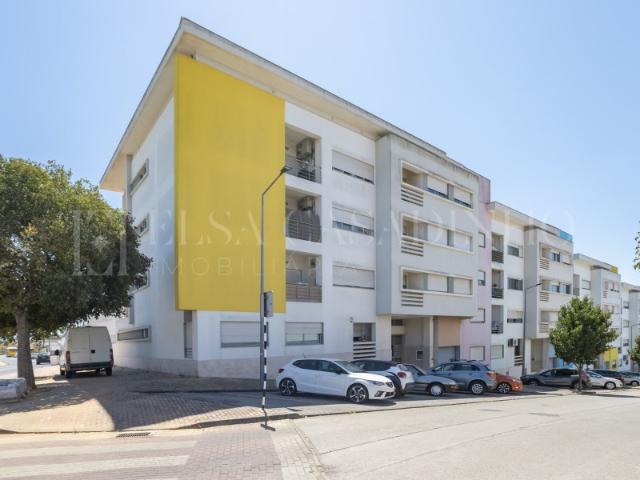 T1 Semi Mobilado com Terraço de 99 m², Parqueamento e Arrecadação | Excelentes Acessos