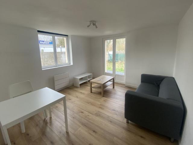 T1BIS MEUBLE AVEC TERRASSE ET COUR