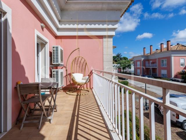 T2+1 com sótão aproveitado, box e piscina coberta | Casas de Sant'Ana, Milharado