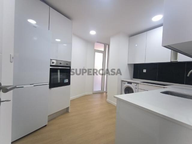 T2+1 em fase de remodelação total, situado no centro de Odivelas
