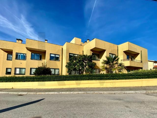 T2+1 mobilado e equipado em condomínio fechado – Praia da Aguda Arrendamento