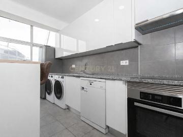 Apartamento T2+1 na Amora – Excelente Localização e Acessos!