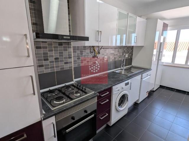 T2+1 Remodelado na Damaia | Vista Desafogada sobre Lisboa | Pronto a Habitar