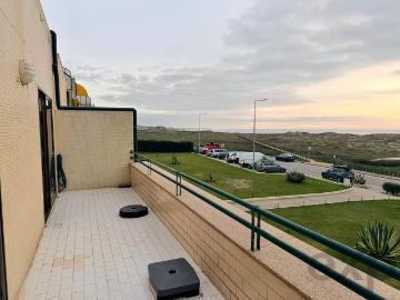 T2+1 totalmente mobilado em frente à praia de Azurara – Piscina, ténis