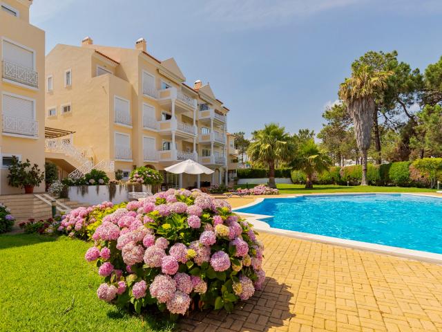 T2+2 Duplex, Soltroia Condomínio fechado, piscina, jardim. Estacionamento e arrecadação privados
