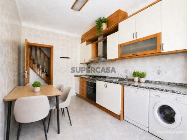 T2+2 com 84 m² de sótão, estacionamento para 2 viaturas e elevado potencial na Baixa da Banheira