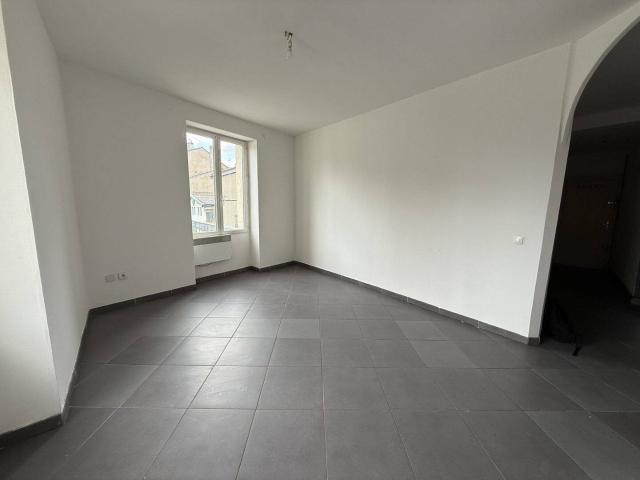 T2 40 M2 PROCHE COMMERCES ET TRANSPORTS GIVORS CENTRE VILL