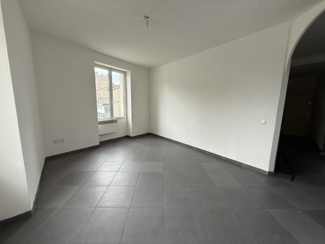 T2 40 M2 PROCHE COMMERCES ET TRANSPORTS GIVORS CENTRE VILLE