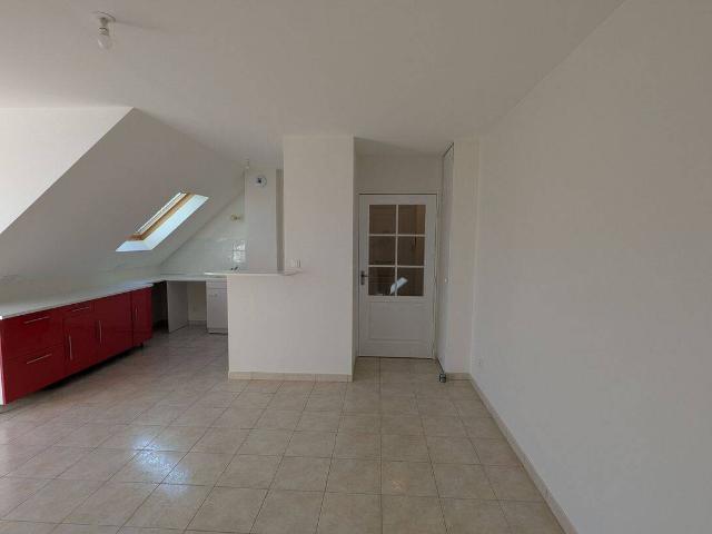 T2 46 m2 remis à neuf avec balcon et place de parking La Ville aux Dames